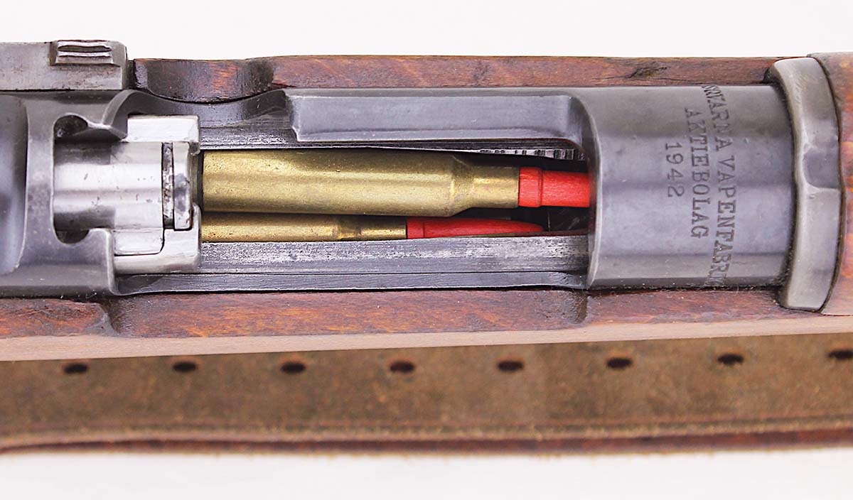 The wooden bullets help cartridges to feed flawlessly from the magazine.